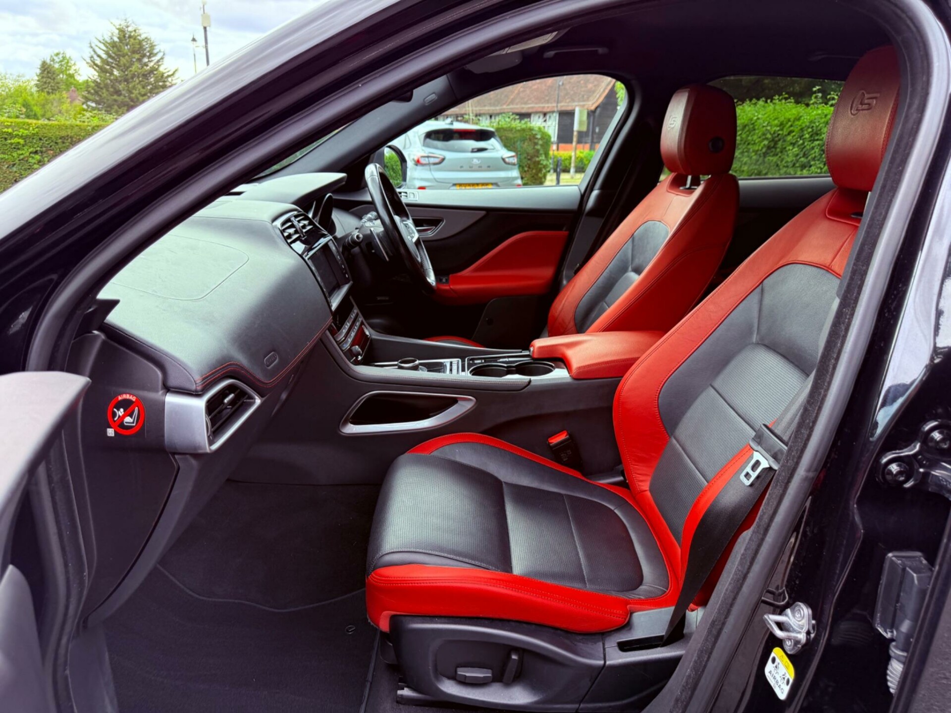 Jaguar F Pace