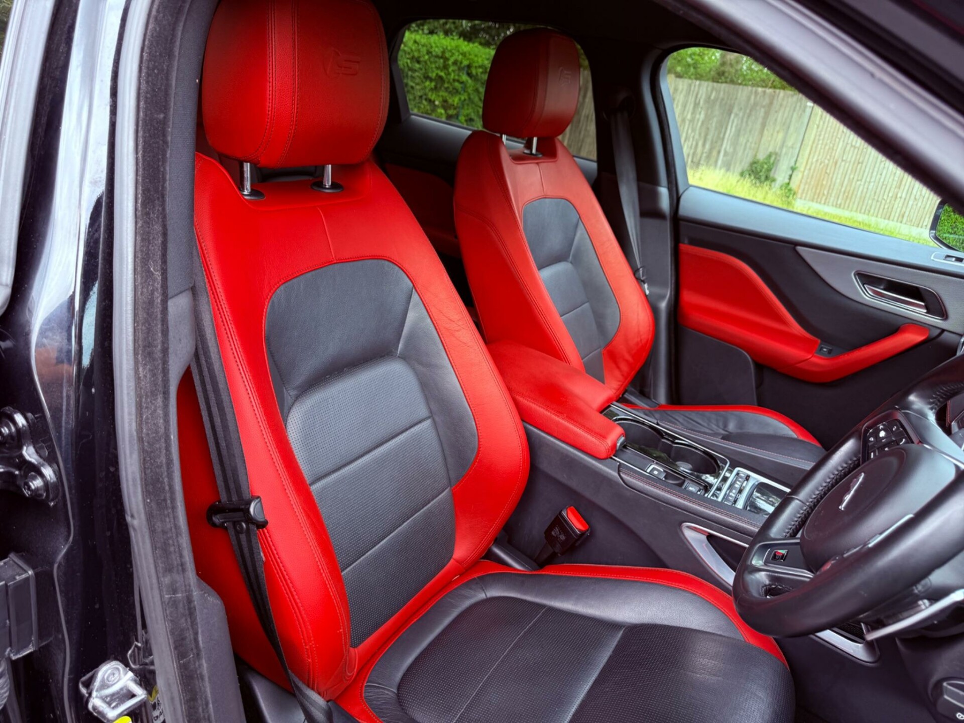 Jaguar F Pace