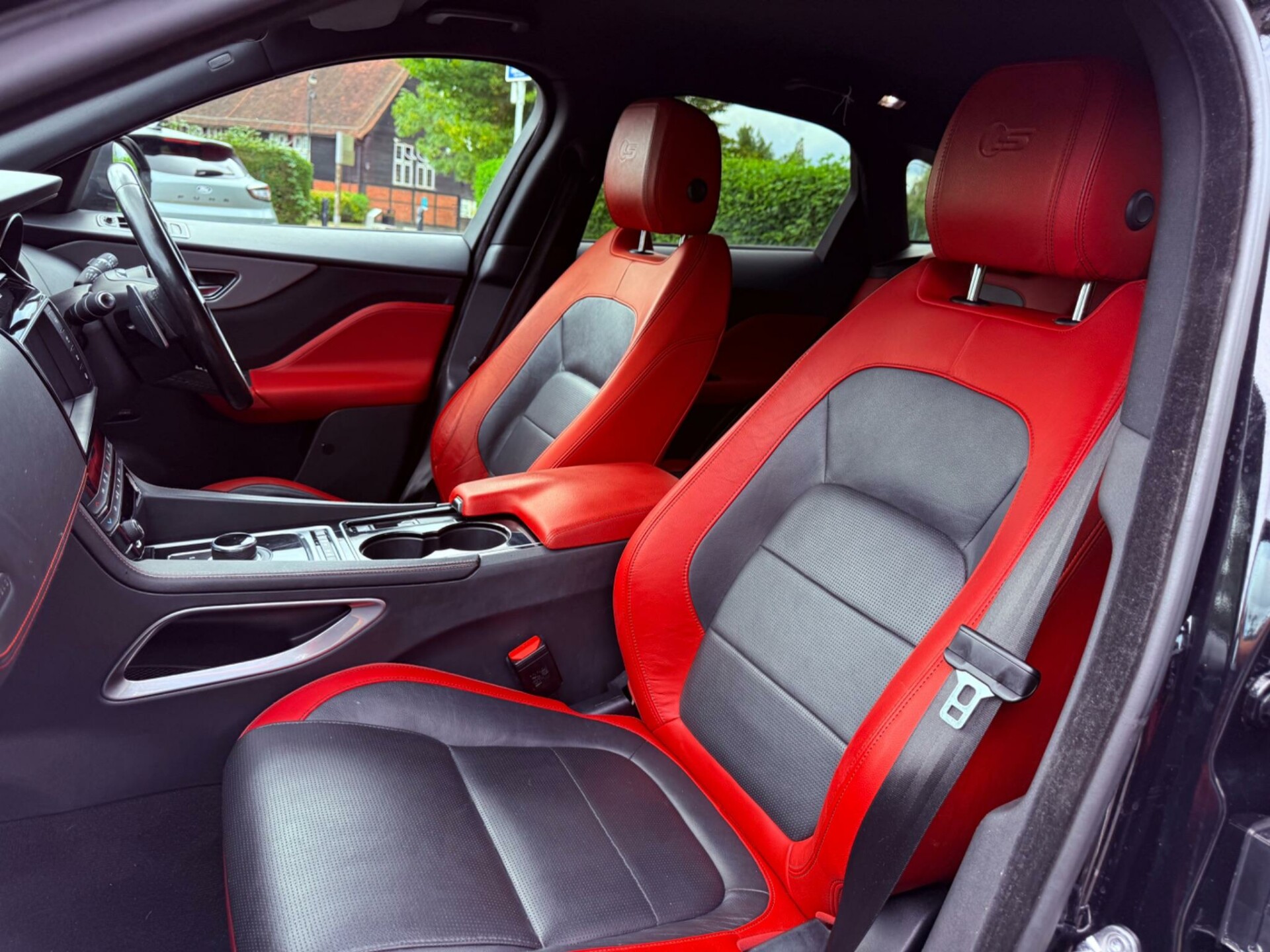 Jaguar F Pace
