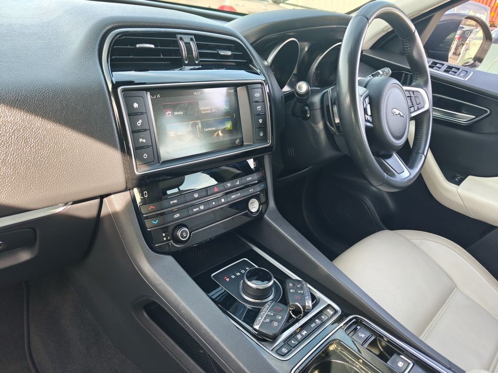 Jaguar F Pace