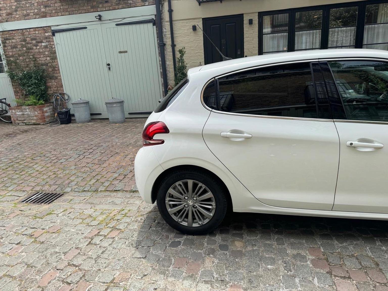 Peugeot 208
