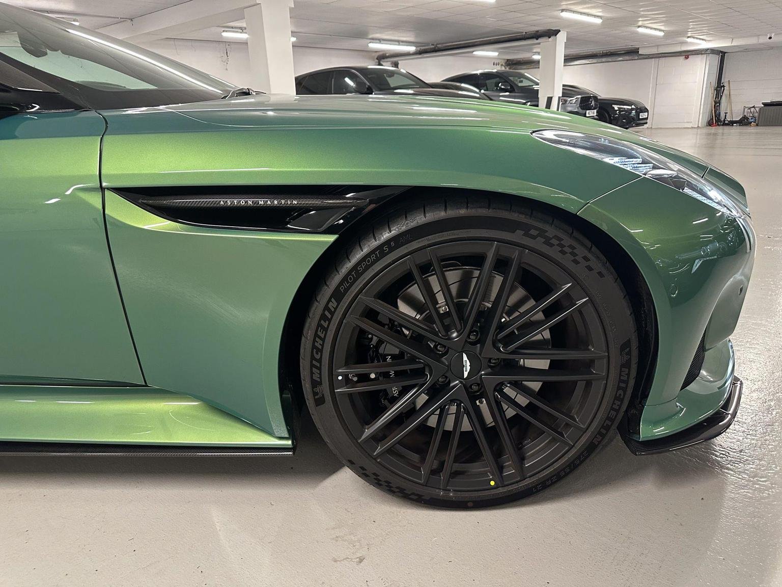 Aston Martin DB12