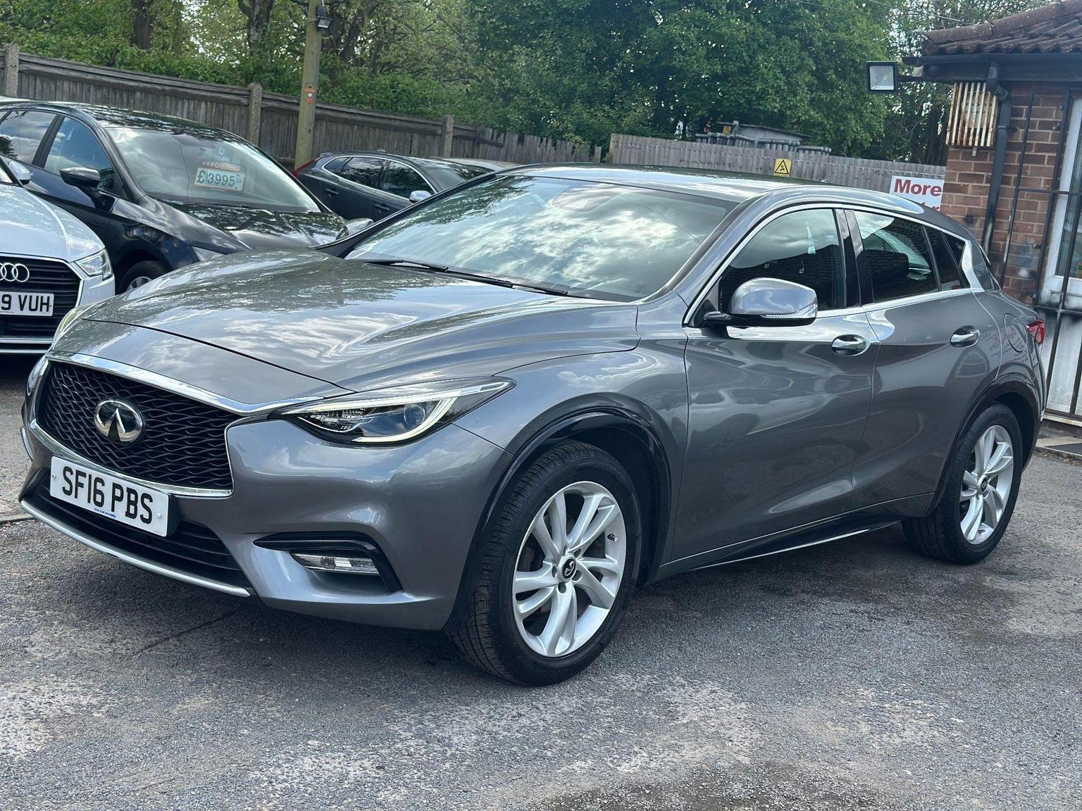 Infiniti Q30