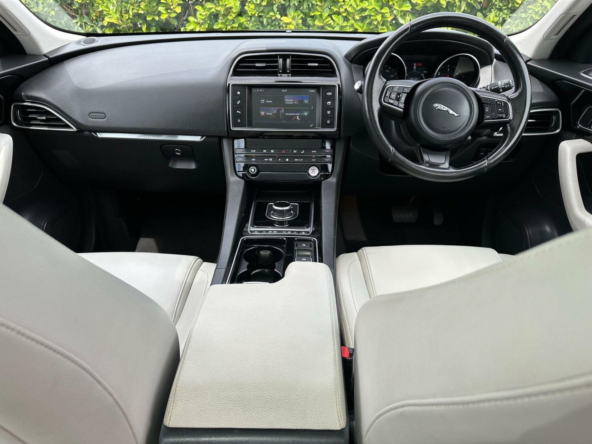 Jaguar F Pace