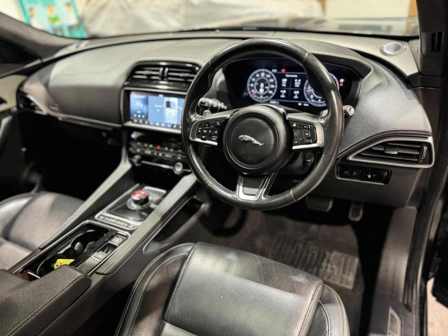 Jaguar F Pace