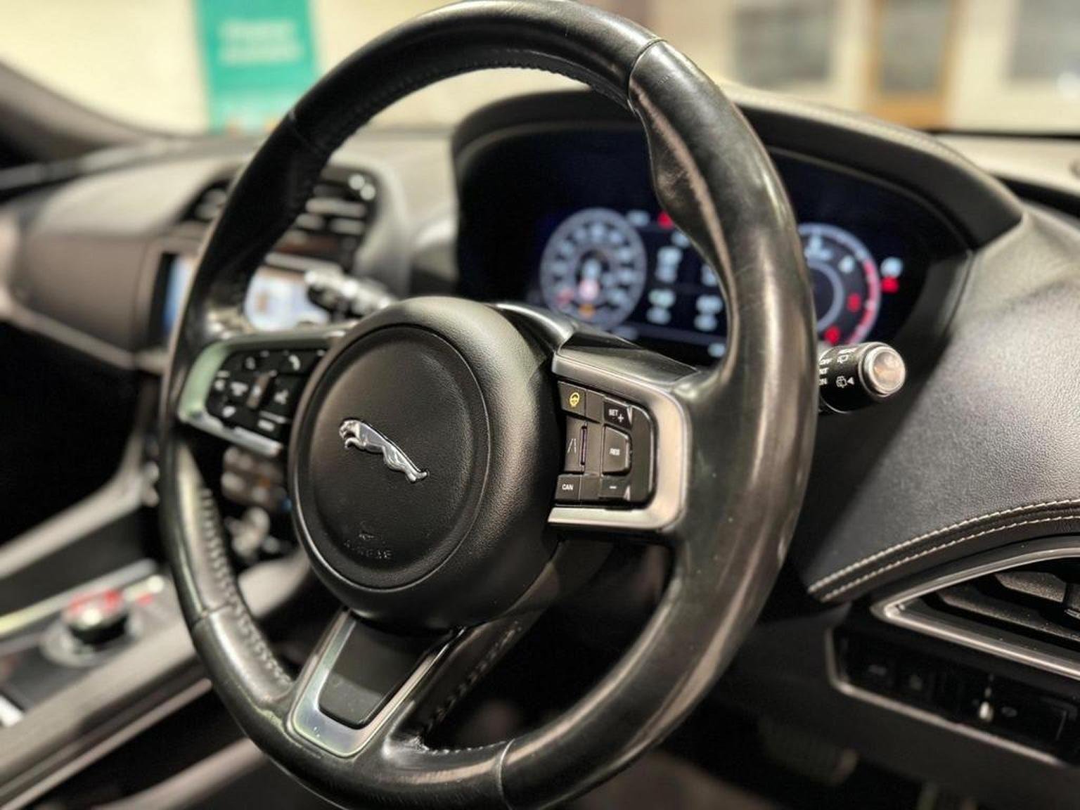 Jaguar F Pace