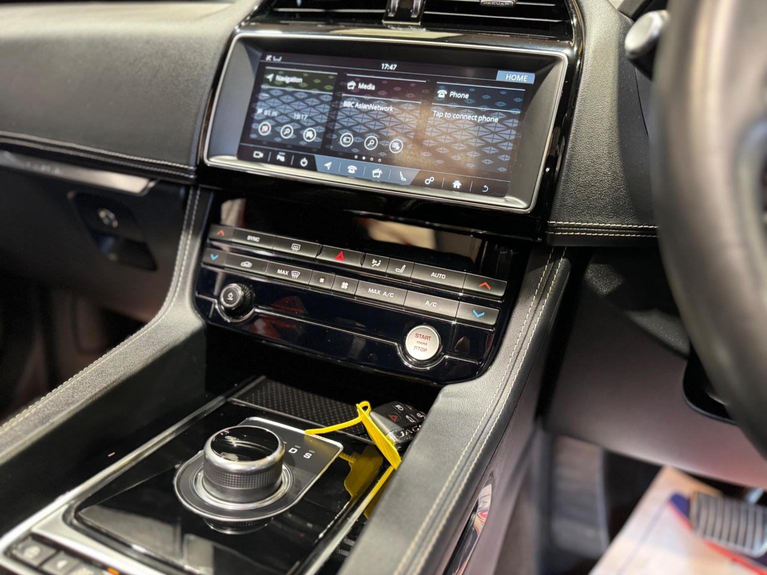 Jaguar F Pace