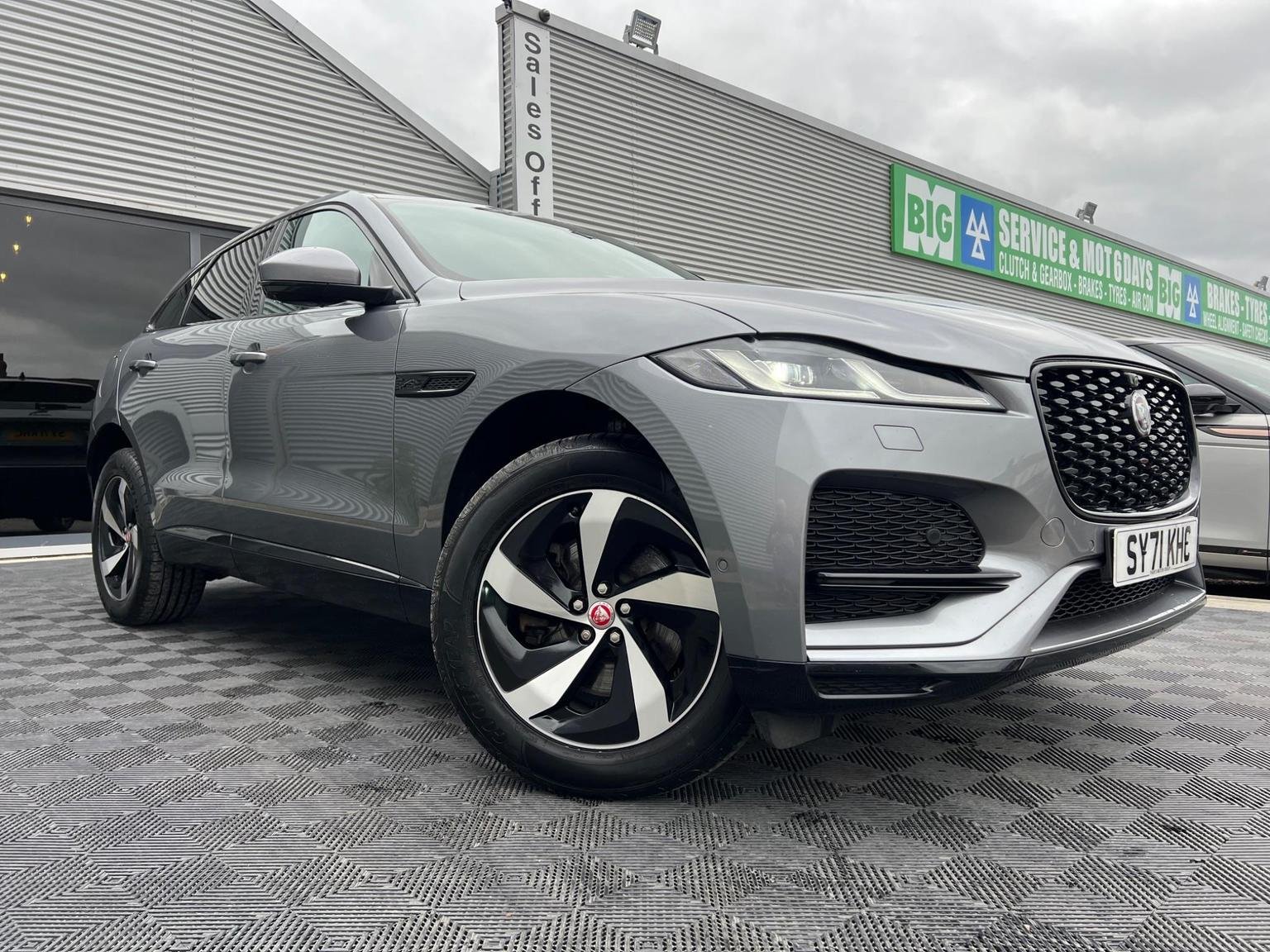 Jaguar F Pace