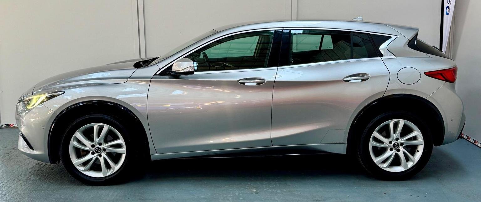 Infiniti Q30