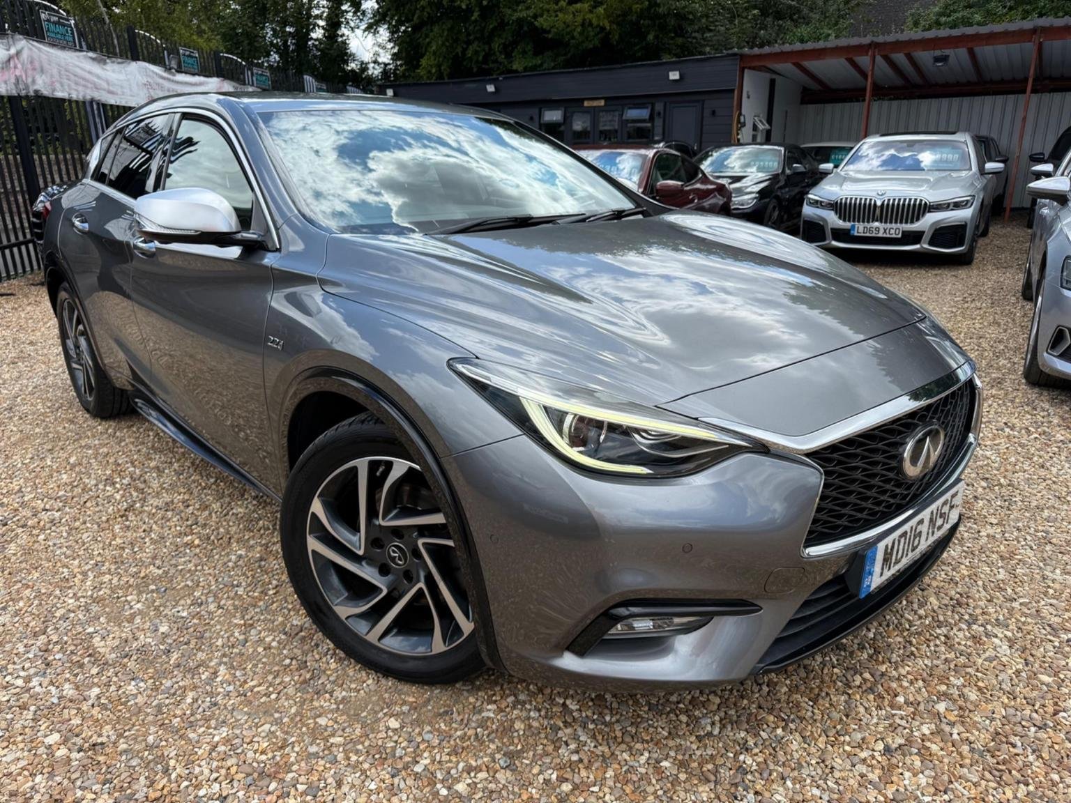 Infiniti Q30