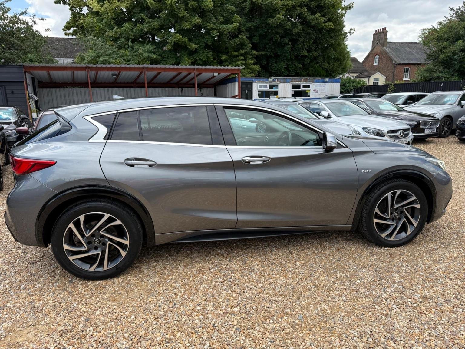 Infiniti Q30