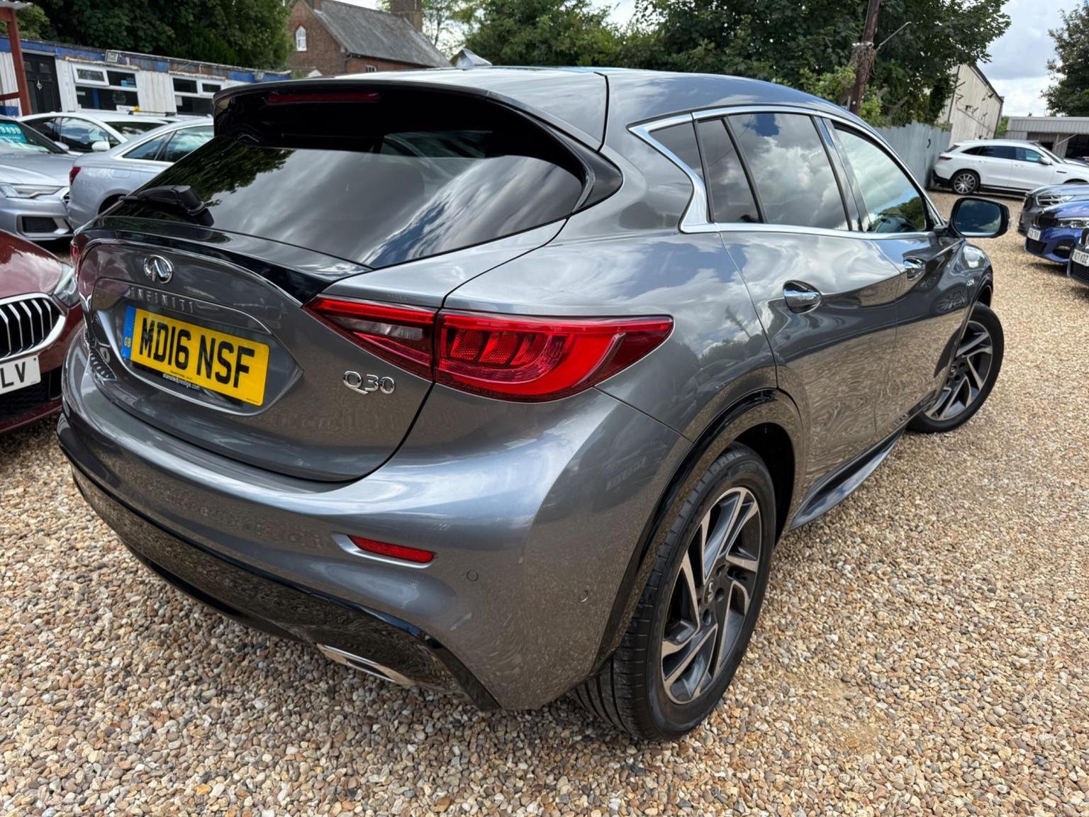 Infiniti Q30