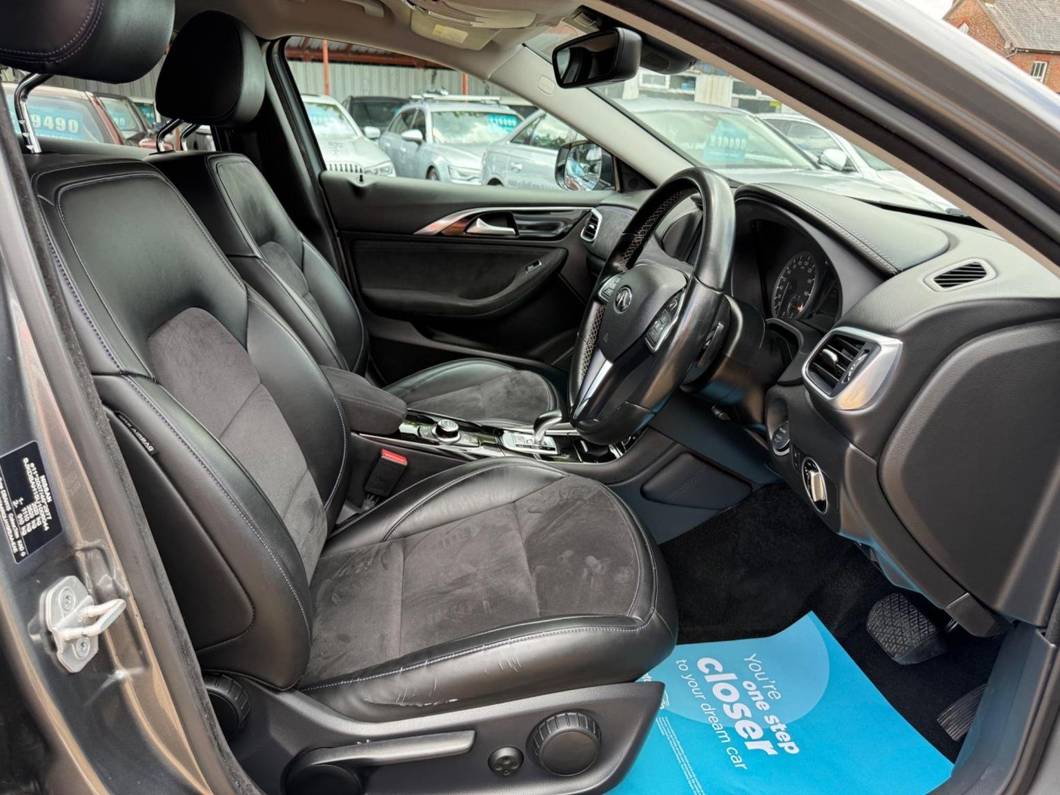 Infiniti Q30