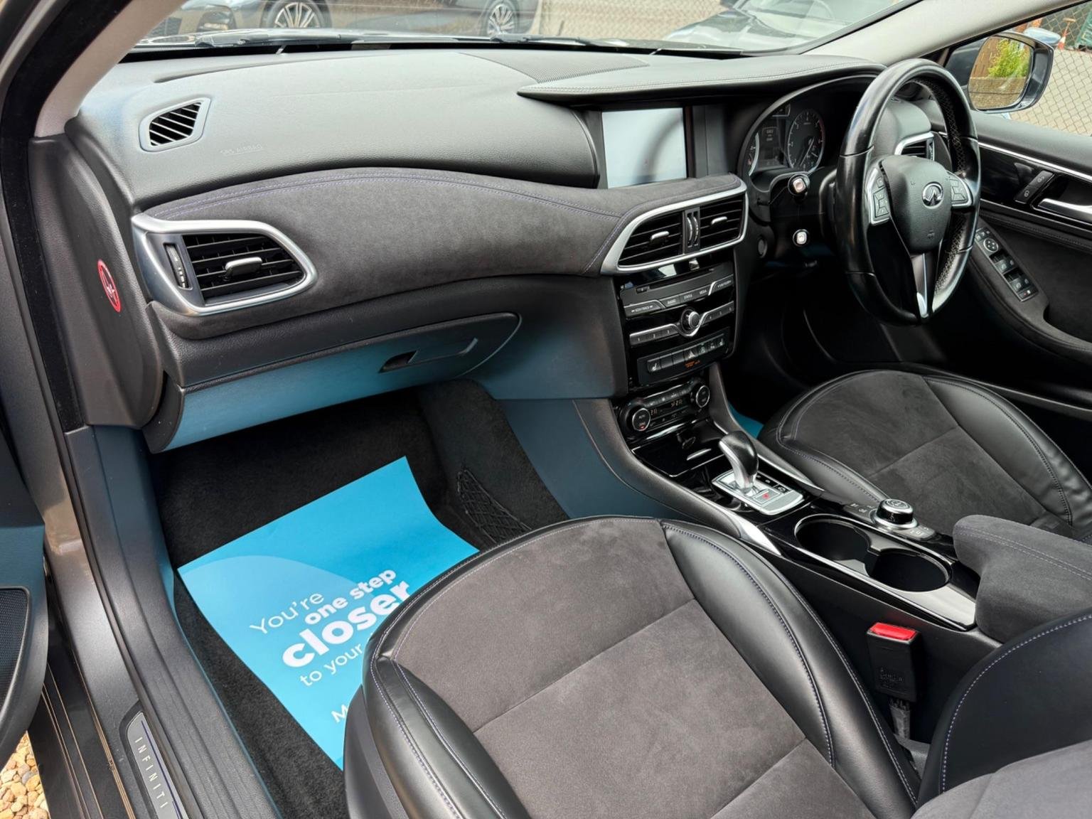 Infiniti Q30