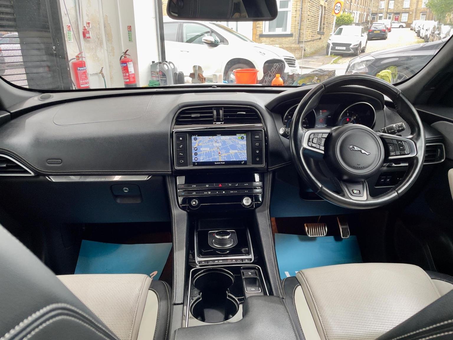 Jaguar F Pace