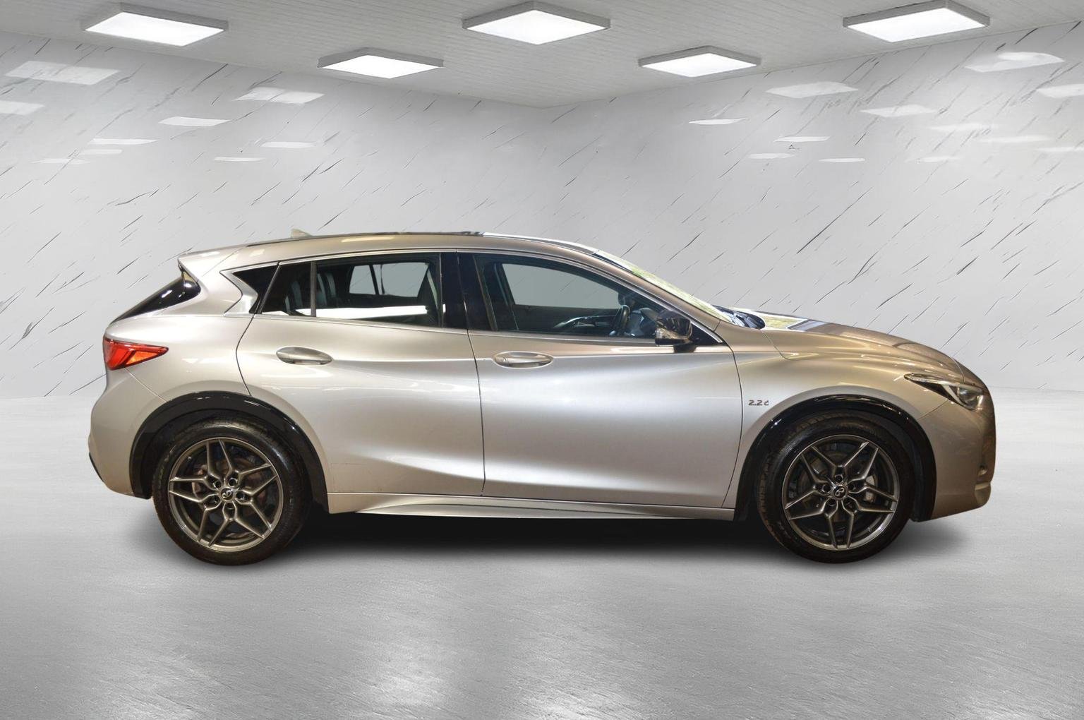 Infiniti Q30