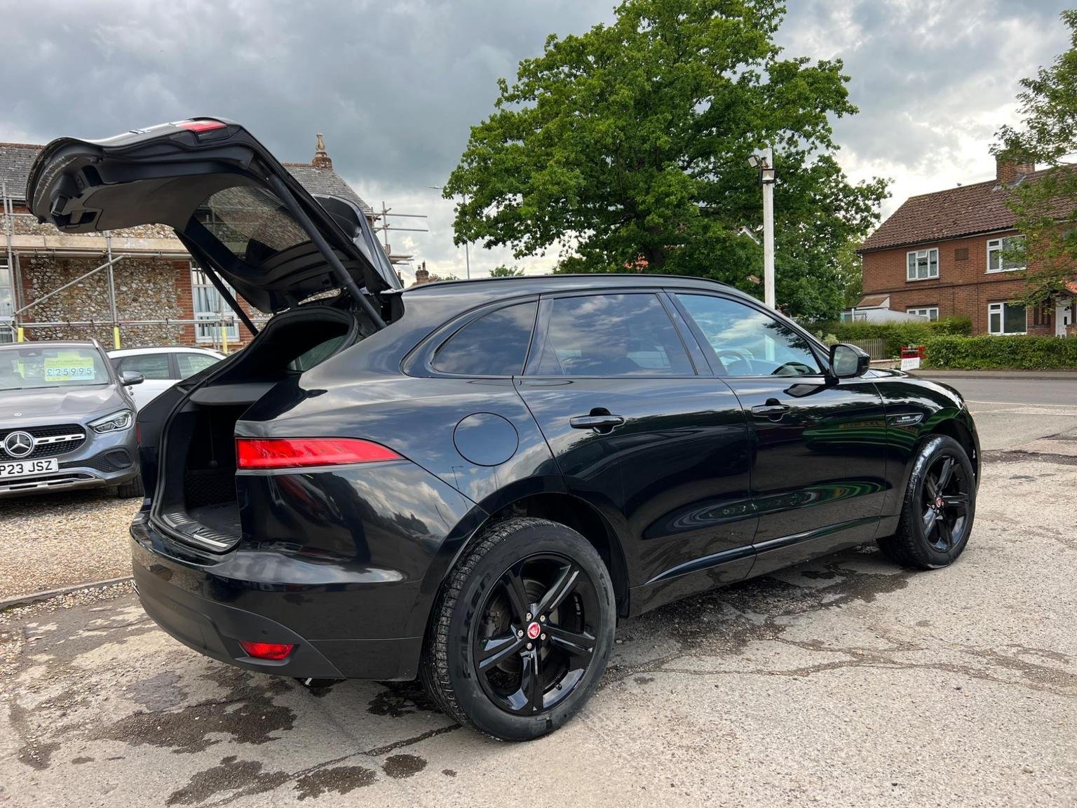 Jaguar F Pace