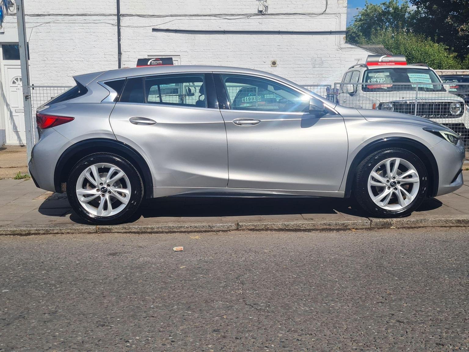 Infiniti Q30