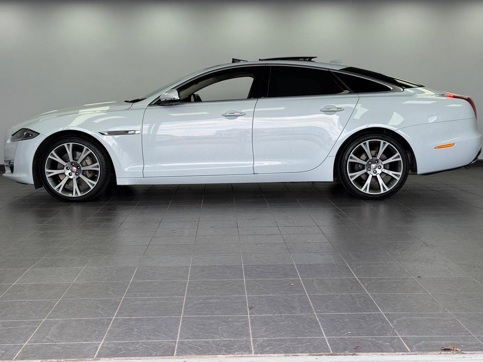 Jaguar XJ