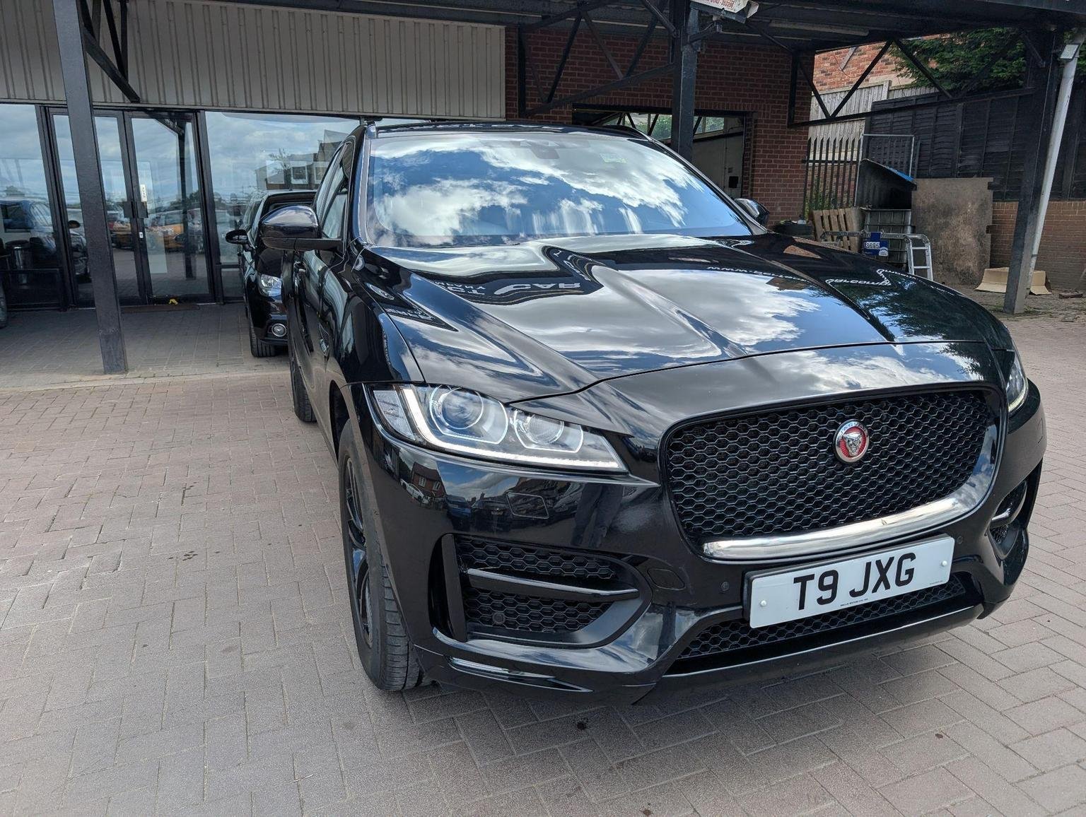 Jaguar F Pace