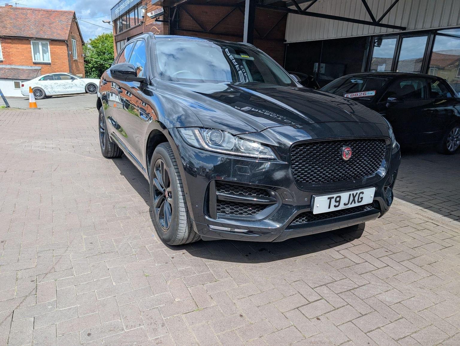 Jaguar F Pace