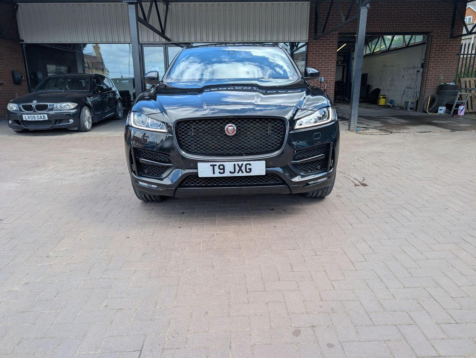 Jaguar F Pace
