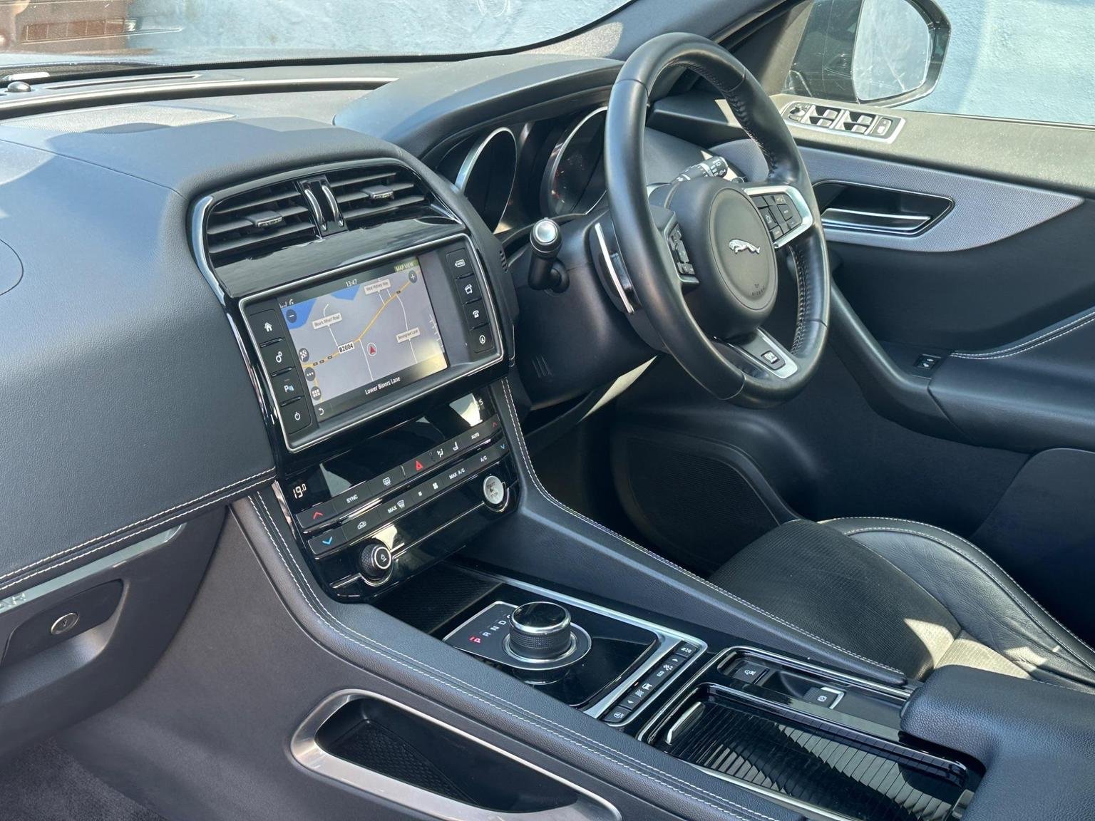 Jaguar F Pace