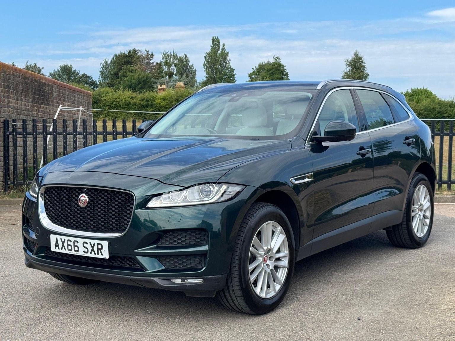 Jaguar F Pace