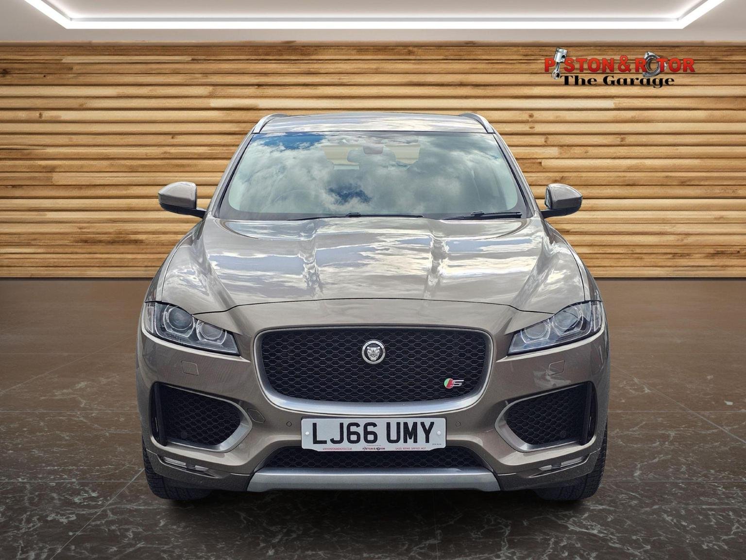 Jaguar F Pace