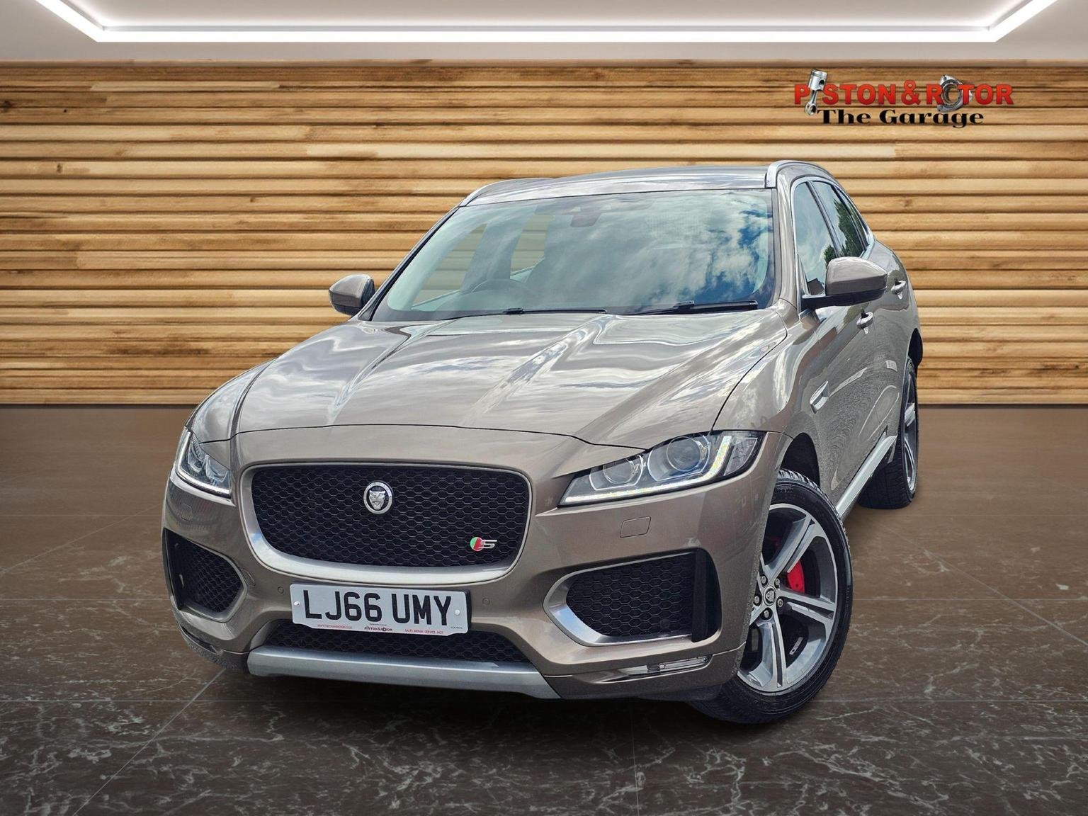 Jaguar F Pace
