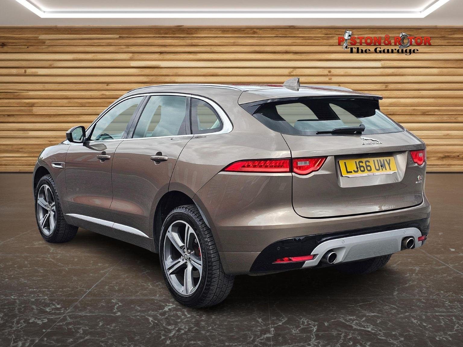 Jaguar F Pace