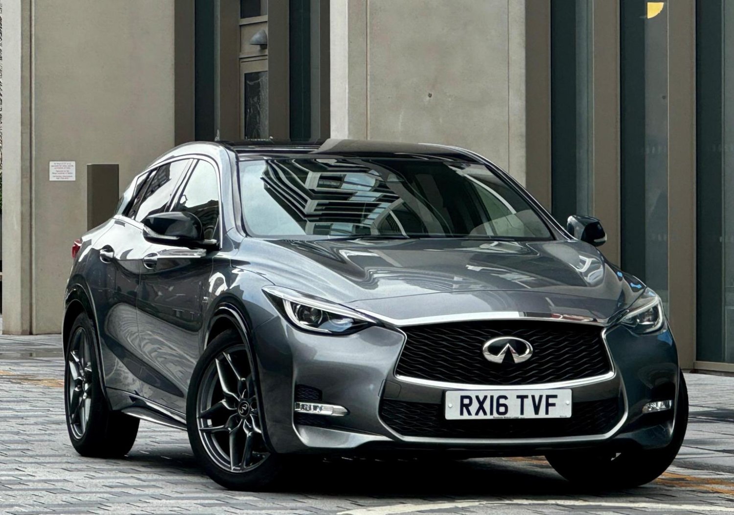 Infiniti Q30
