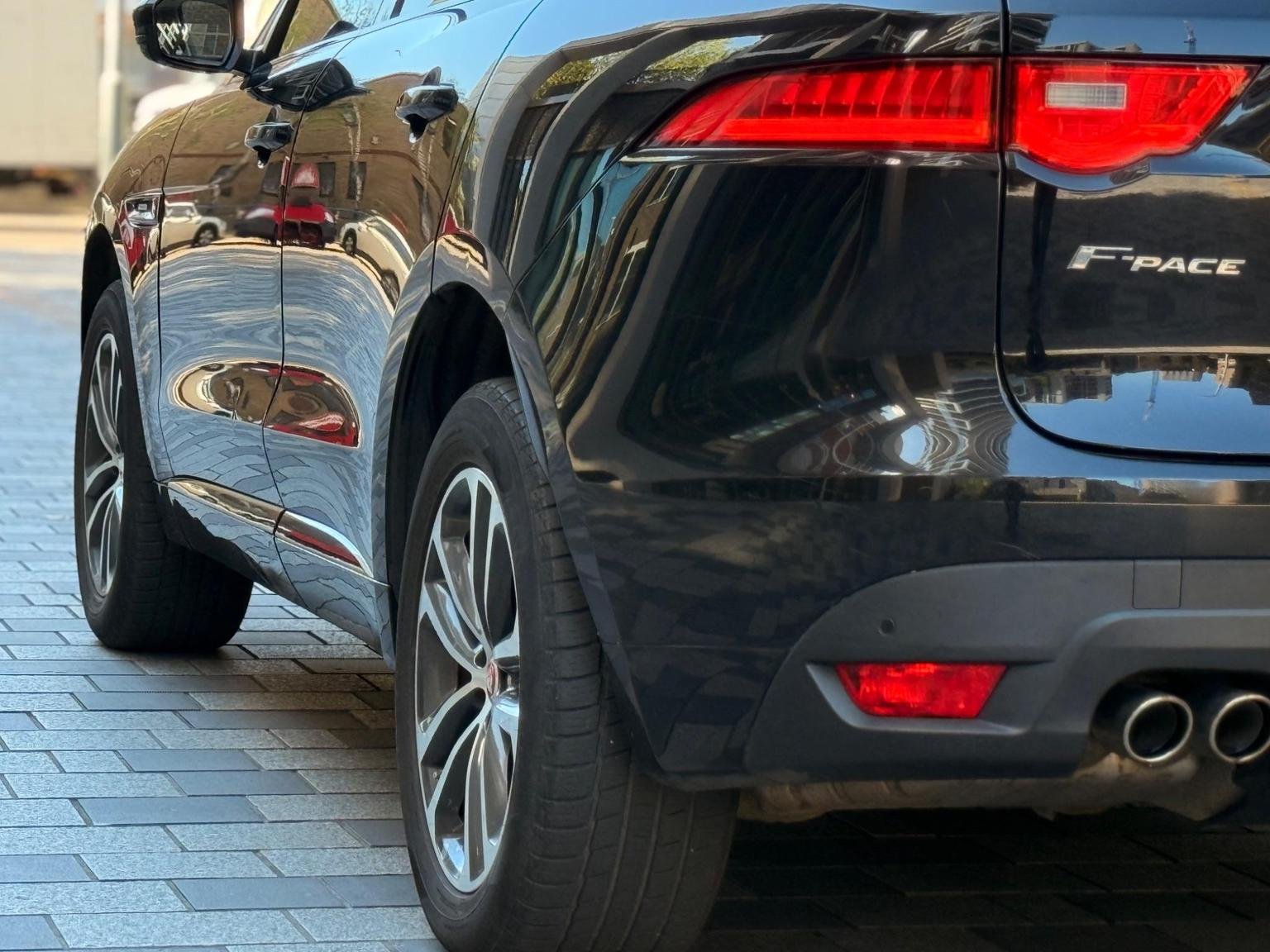 Jaguar F Pace