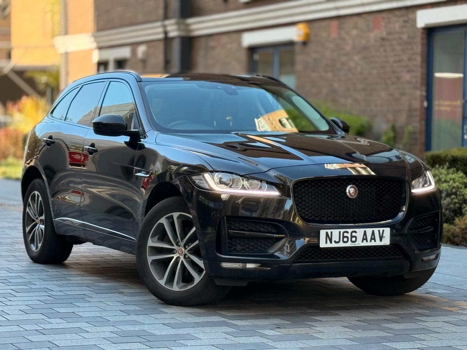 Jaguar F Pace
