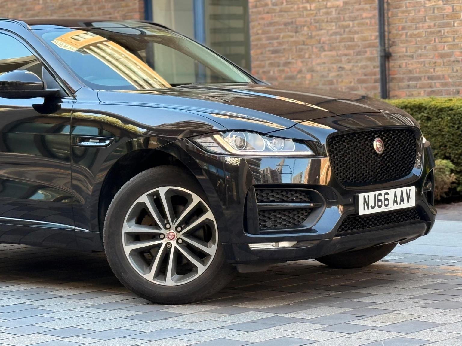 Jaguar F Pace