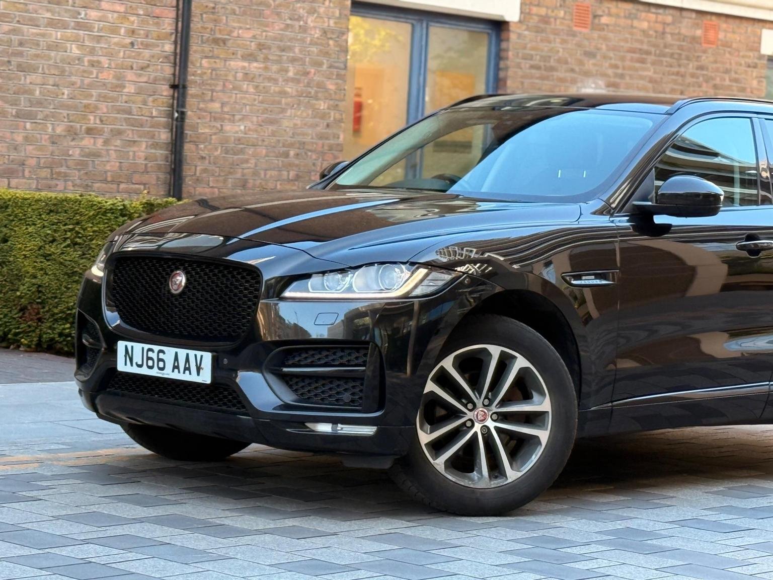 Jaguar F Pace