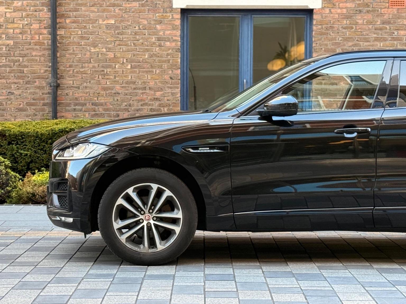 Jaguar F Pace