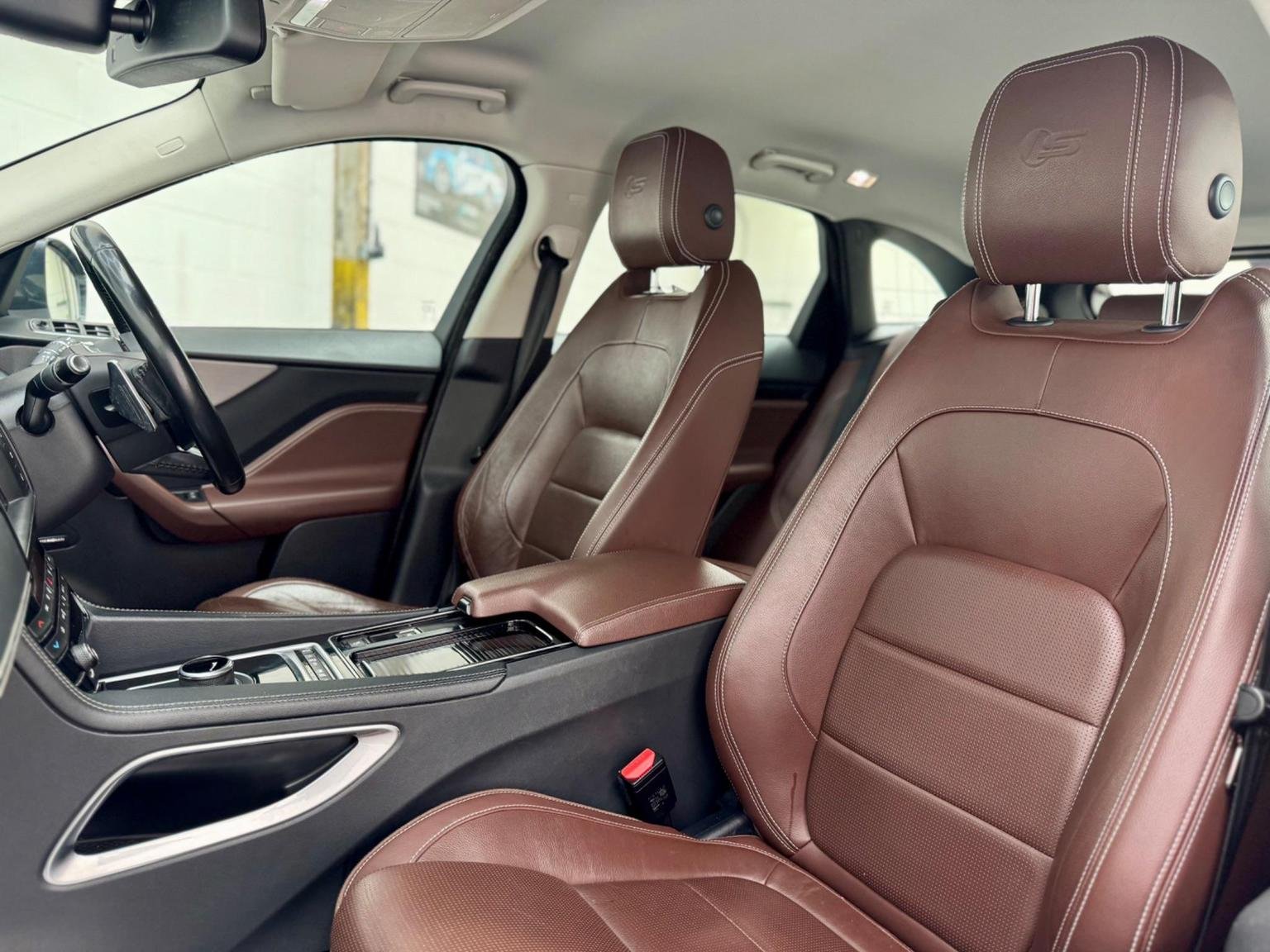 Jaguar F Pace