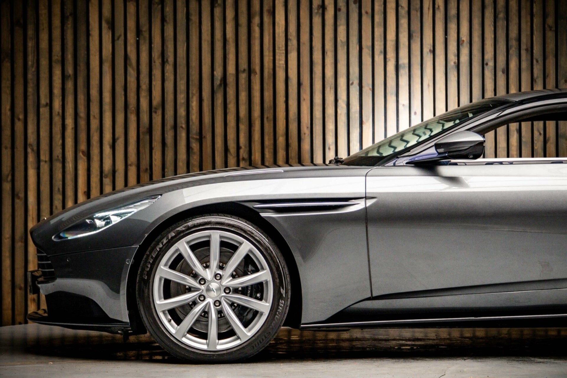 Aston Martin DB11