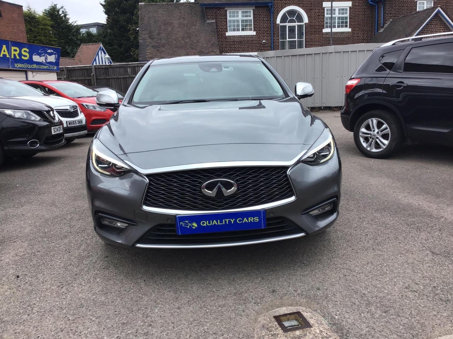 Infiniti Q30