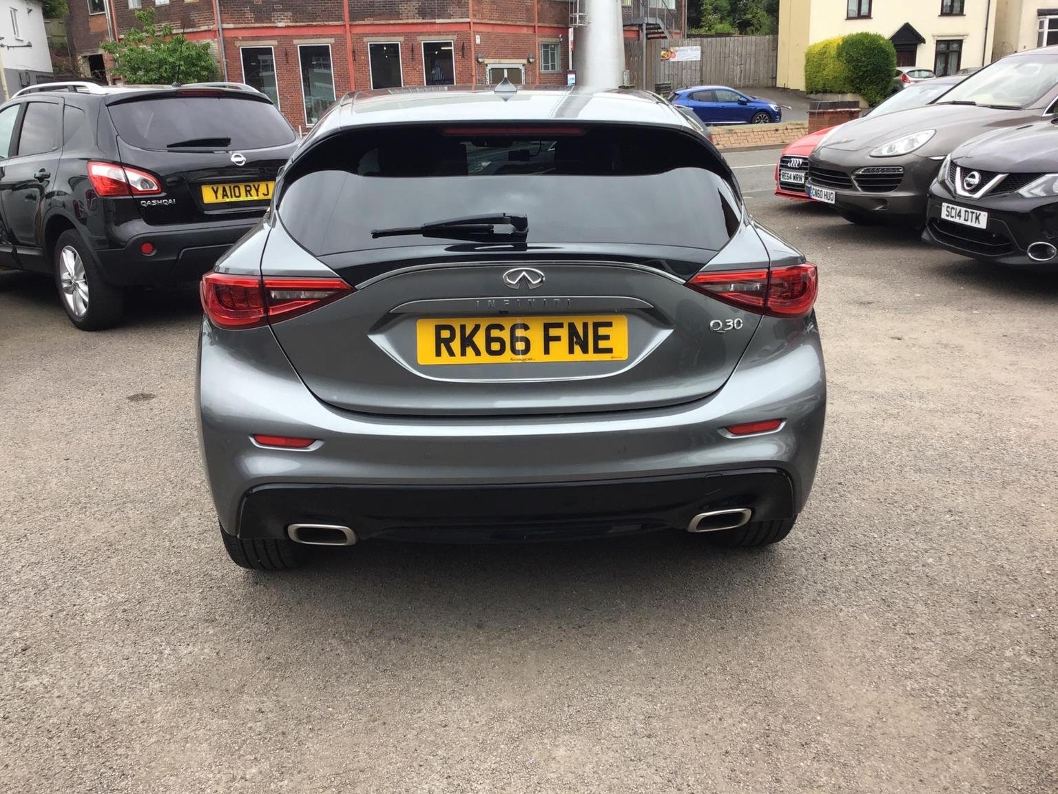 Infiniti Q30