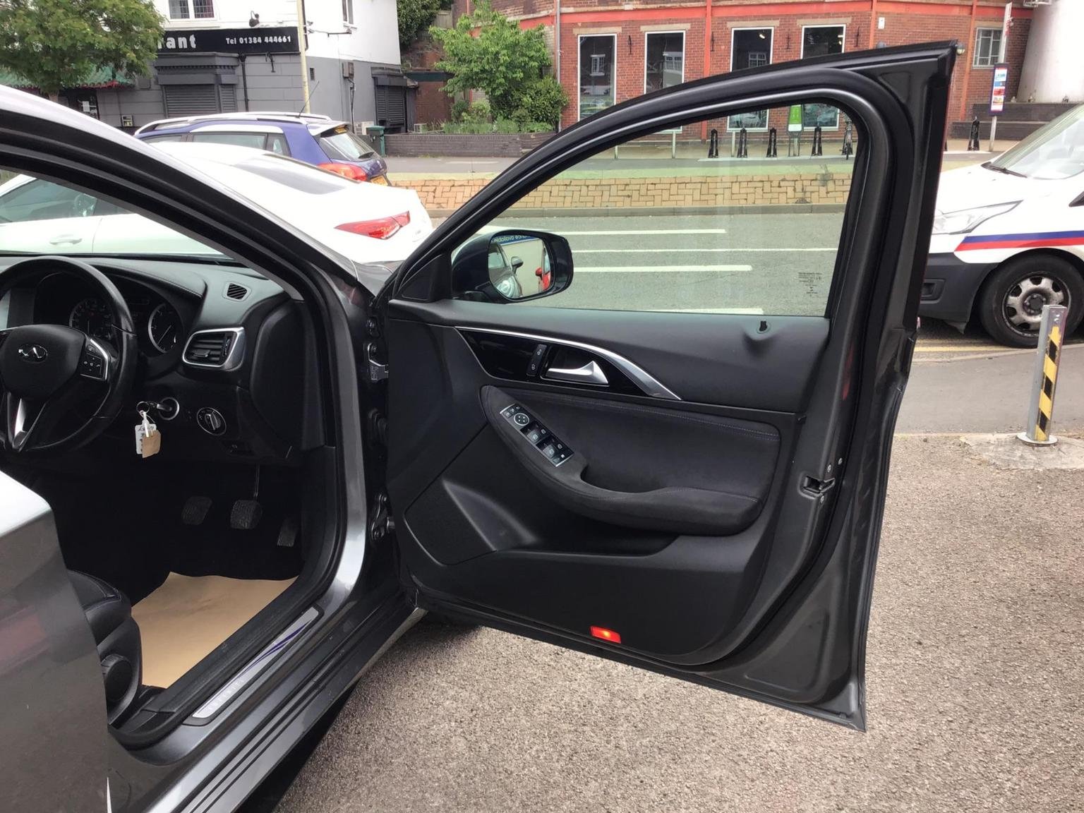 Infiniti Q30