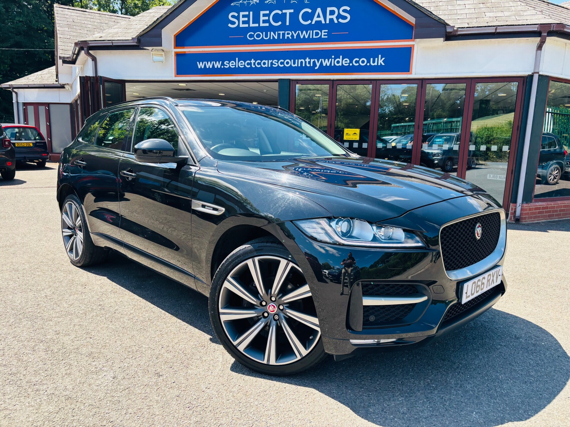 Jaguar F Pace