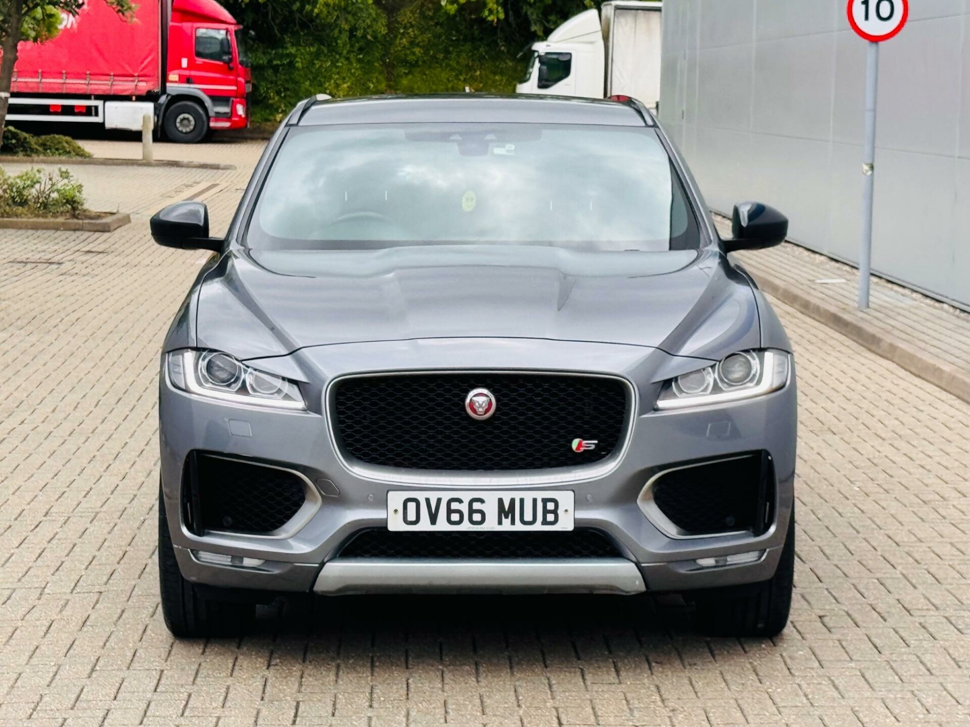 Jaguar F Pace
