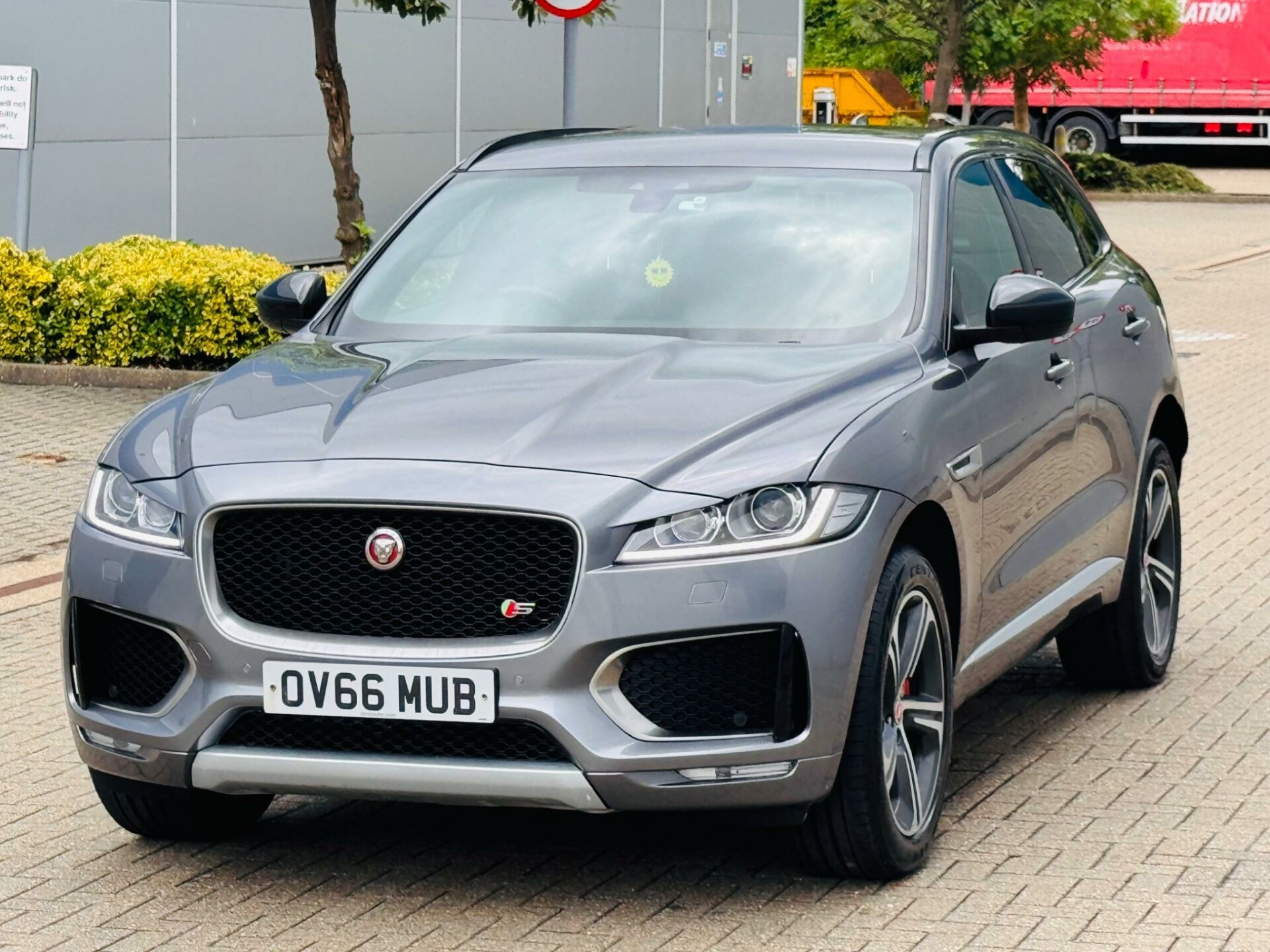 Jaguar F Pace
