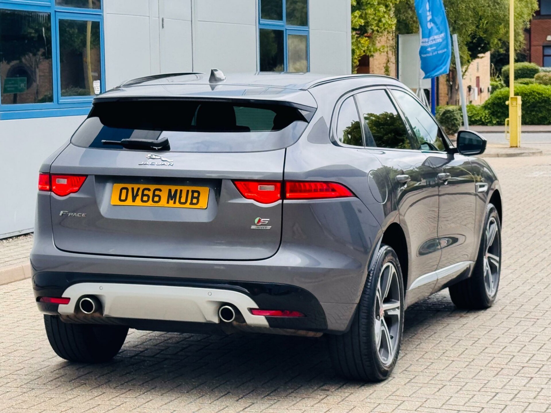 Jaguar F Pace