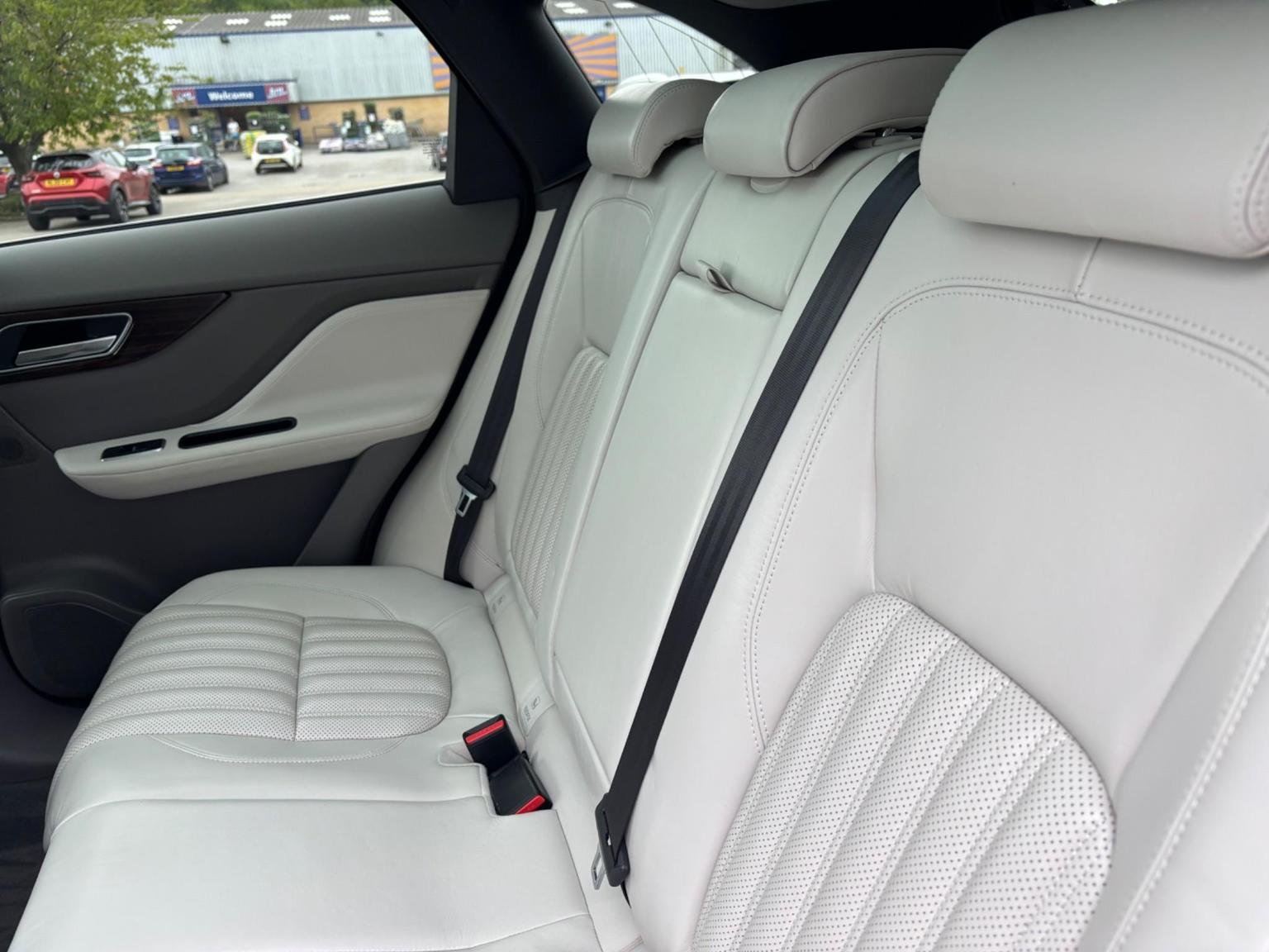 Jaguar F Pace