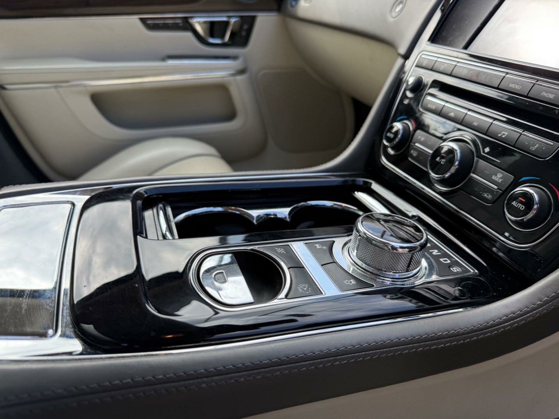 Jaguar XJ