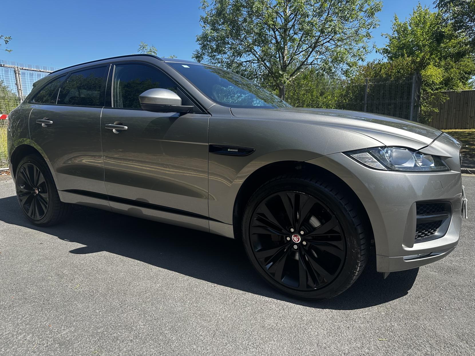 Jaguar F Pace