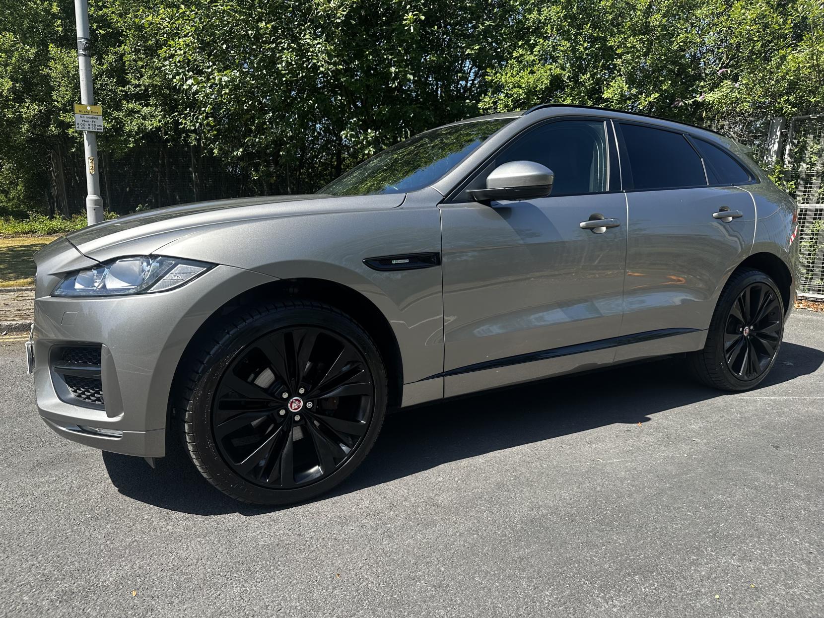 Jaguar F Pace